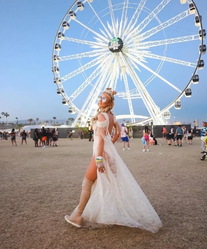 Coachella is back for 2022 after a two-year break with some stylish festival fashion showoffs during the weekend.