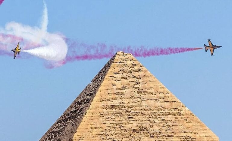 A spectacular performance from yesterday by the Egyptian Silver Stars & Korean Black Eagles for The Pyramids Air Show 2022 🇪🇬.
