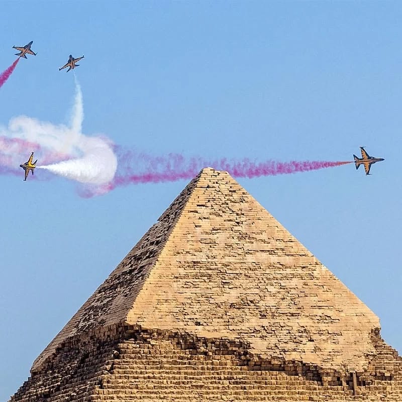 A spectacular performance from yesterday by the Egyptian Silver Stars & Korean Black Eagles for The Pyramids Air Show 2022 🇪🇬.