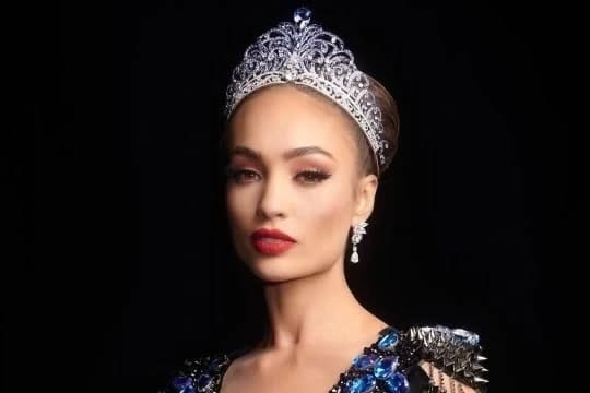 Congratulations to the new Miss Universe,Miss America @rbonneynola.