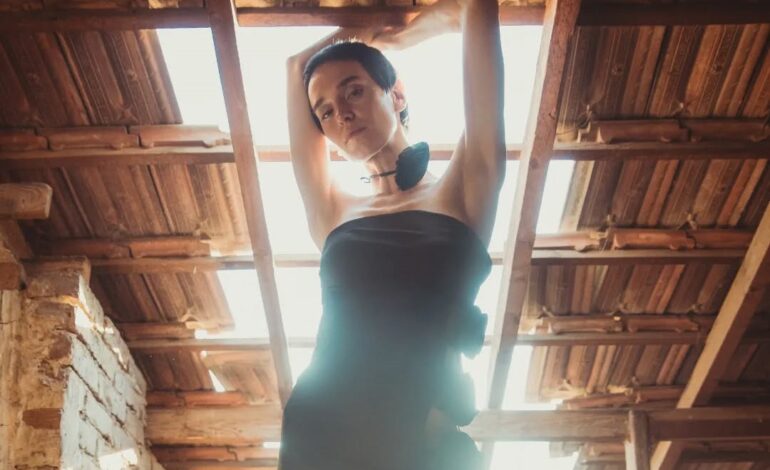 Chez Nou, a local Egyptian Haute Couture designer showcased its first, Spring/Summer collection titled “Threads of Life,” blowing all our minds away.