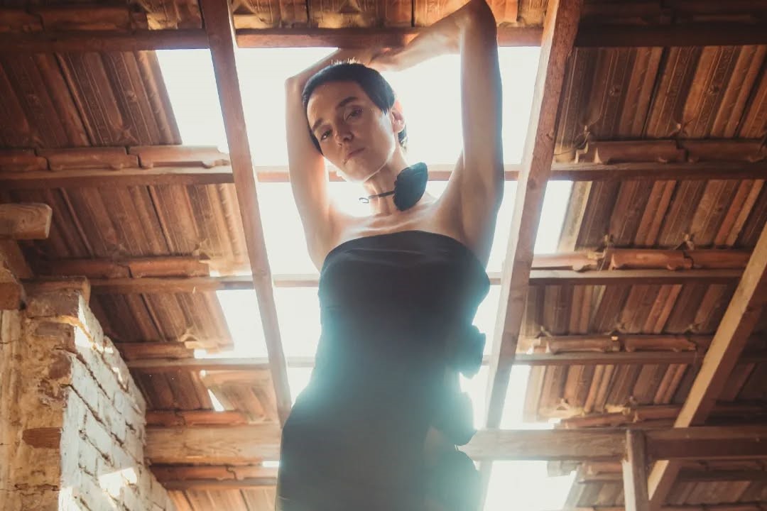 Chez Nou, a local Egyptian Haute Couture designer showcased its first, Spring/Summer collection titled “Threads of Life,” blowing all our minds away.