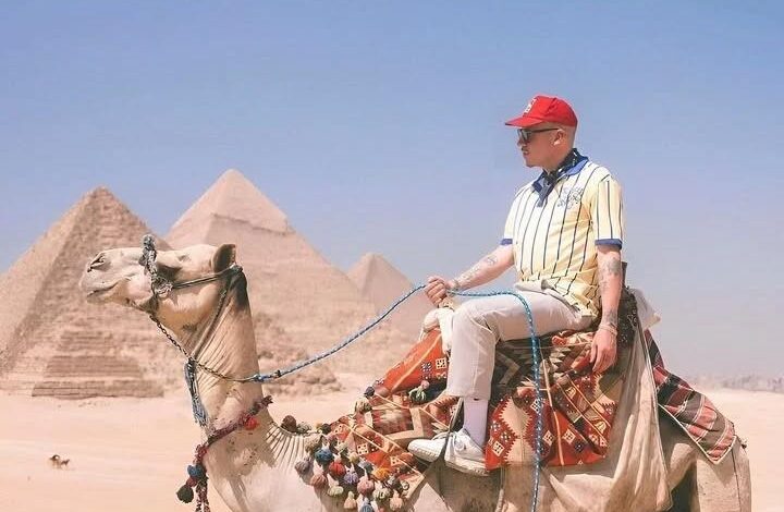 American rapper @macklemore enjoying his camel ride at the Great Pyramids of Giza during his visit to Egypt 🇪🇬.