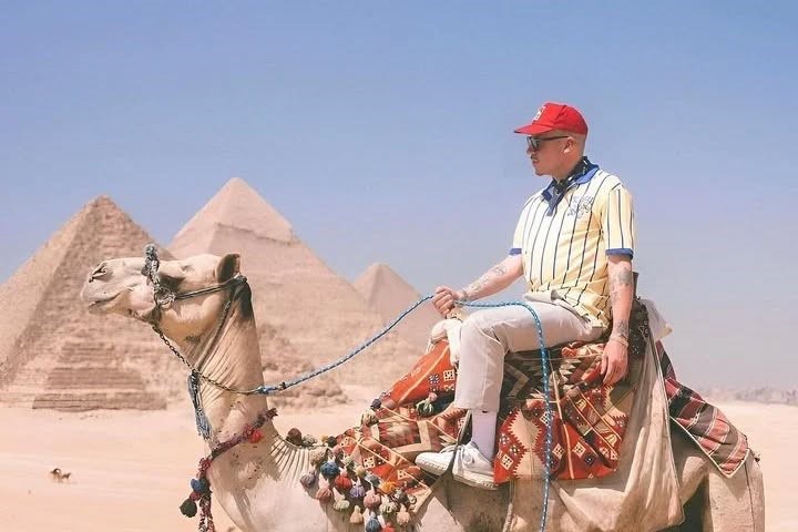 American rapper @macklemore enjoying his camel ride at the Great Pyramids of Giza during his visit to Egypt 🇪🇬.