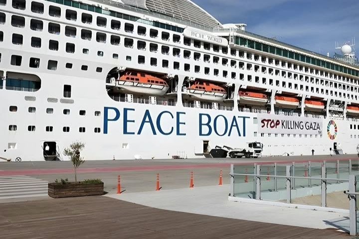 A Japan Based NGO “Peace Boat” docks in Port Said condemning Israeli killings of Palestinian civilians abd asking for a cease fire.