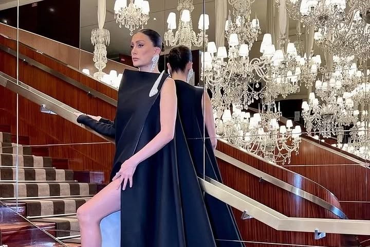 Like Always the stunning @ghadaabdelrazek captivates us all at the @stephanerolland_paris Couture Show yesterday in Paris and ofcourse in a #stephanrolland dress.