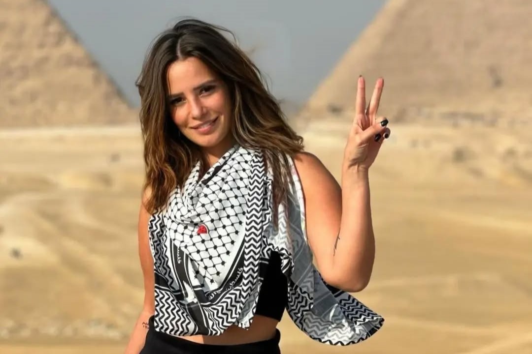 Gorgeous @emanelassiofficial at the Great Pyramids of Giza showing support for #palestine.