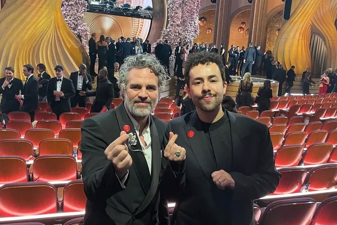 Celebrities wore red pins at yesterday’s 96th Academy Awards expressing solidarity with Palestine,an immediate and permanent ceasefire.
