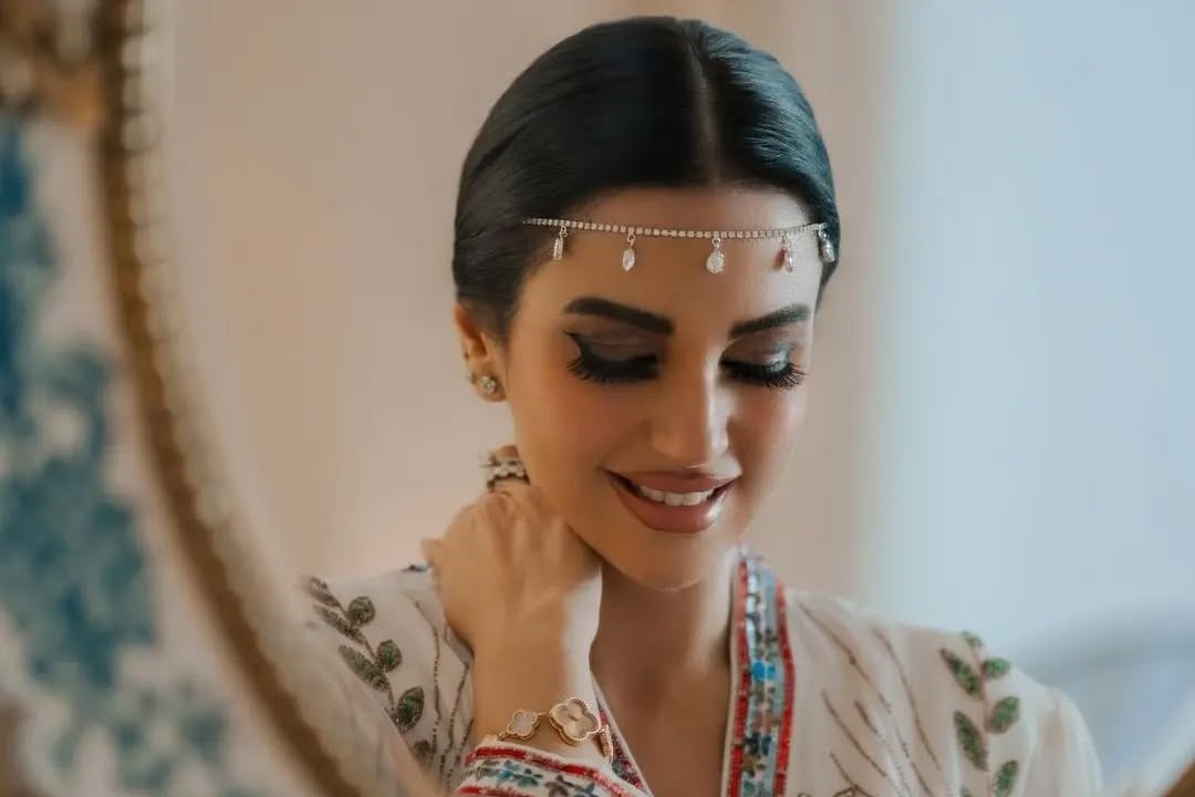 Mirror mirror on the wall,who’s the prettiest of them all.