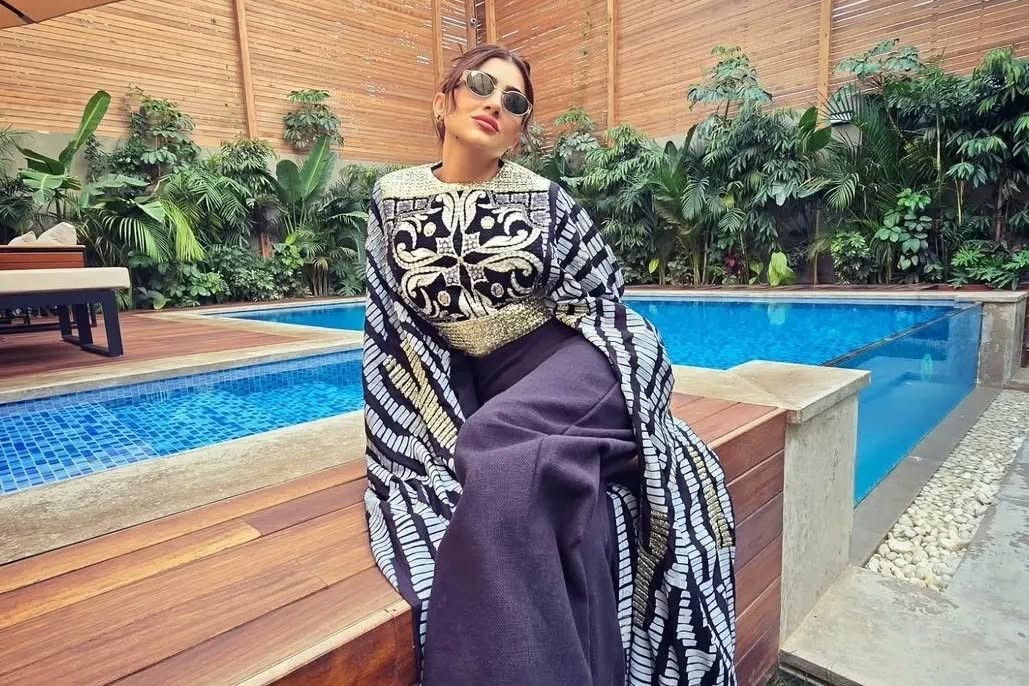 Are we liking Mai Omar’s latest look?! Mai is wearing sunglasses by @bykarenwazen and outfit by @a28inches.