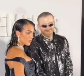 @georginagio made a statement at the Vetements SS25 show in Paris, capturing attention with her sleek fashion choice and undeniable presence. However, what really sparked conversation was a moment caught on video: the creative director @gvasalia approached her for a hug, but she declined it politely.