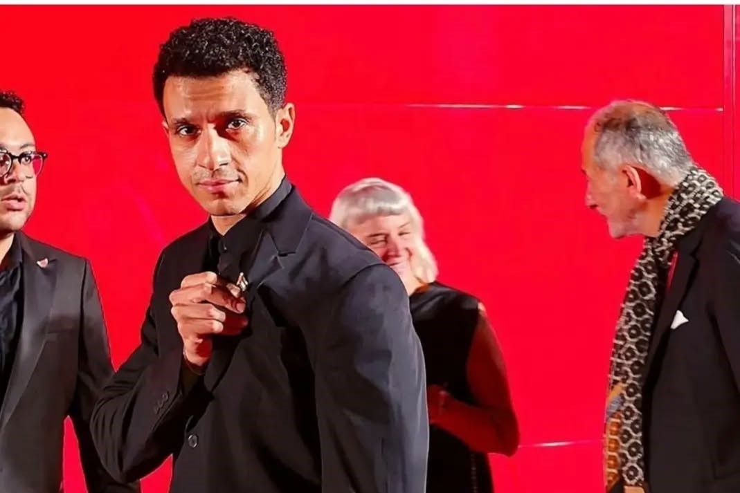 Egyptian actor Essam Omar was spotted wearing a pin of the Palestinian flag at the Venice Film Festival, during the screening of his film “Seeking Haven for Mr. Rambo.