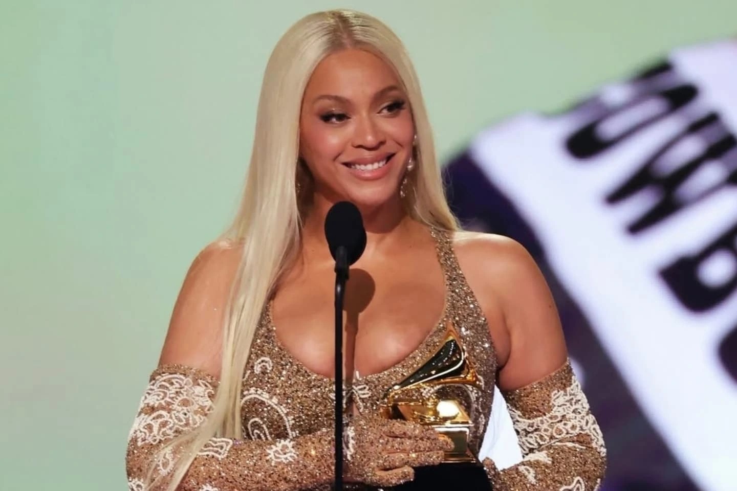 Winning Moments! Celebrating our favorite stars who ruled the 2025 #Grammys with unforgettable victories.