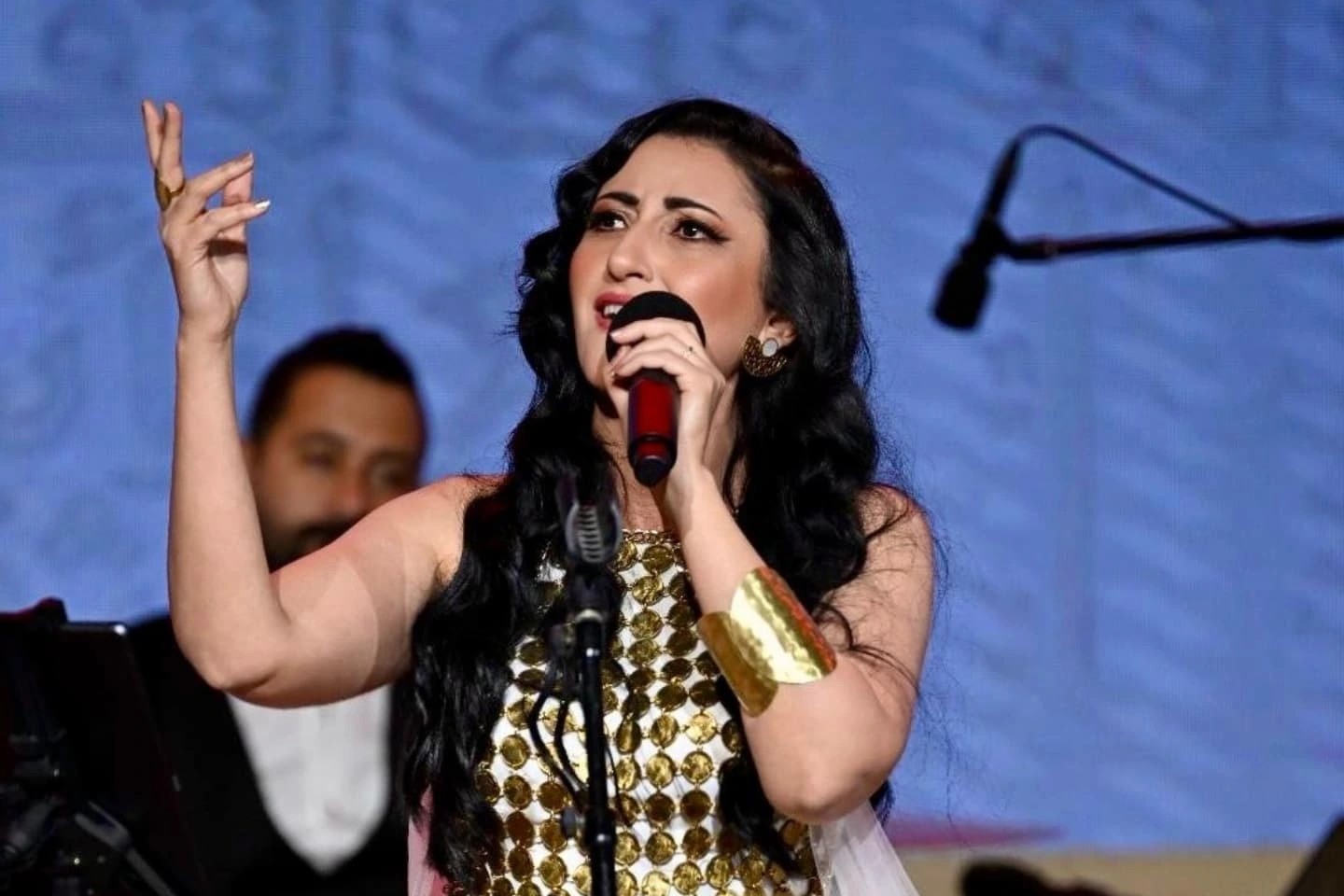 Amira Selim Sings for Dalida and Najat Al Saghira at Her Concert in Qatar.